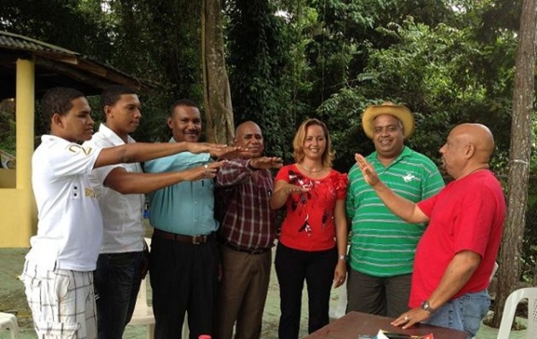 La directiva de la Asociación de Remo y Canotaje de Cotui jura.