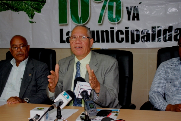 El doctor Pedro Ricardson, anunció la siembro masiva de árboles, en rueda de prensa esta mañana en el Salón del Comité Ejecutivo de la Liga Municipal Dominicana, 