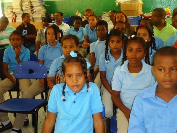 Estudiantes de Neiba reciben desayuno escolar