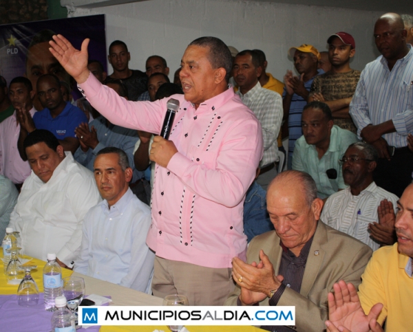 Gobernador de Azua, Luis Vargas, mientras se dirigía al público en el acto para promover sus aspiraciones al Comité Central del Partido de la Liberación Dominicana.