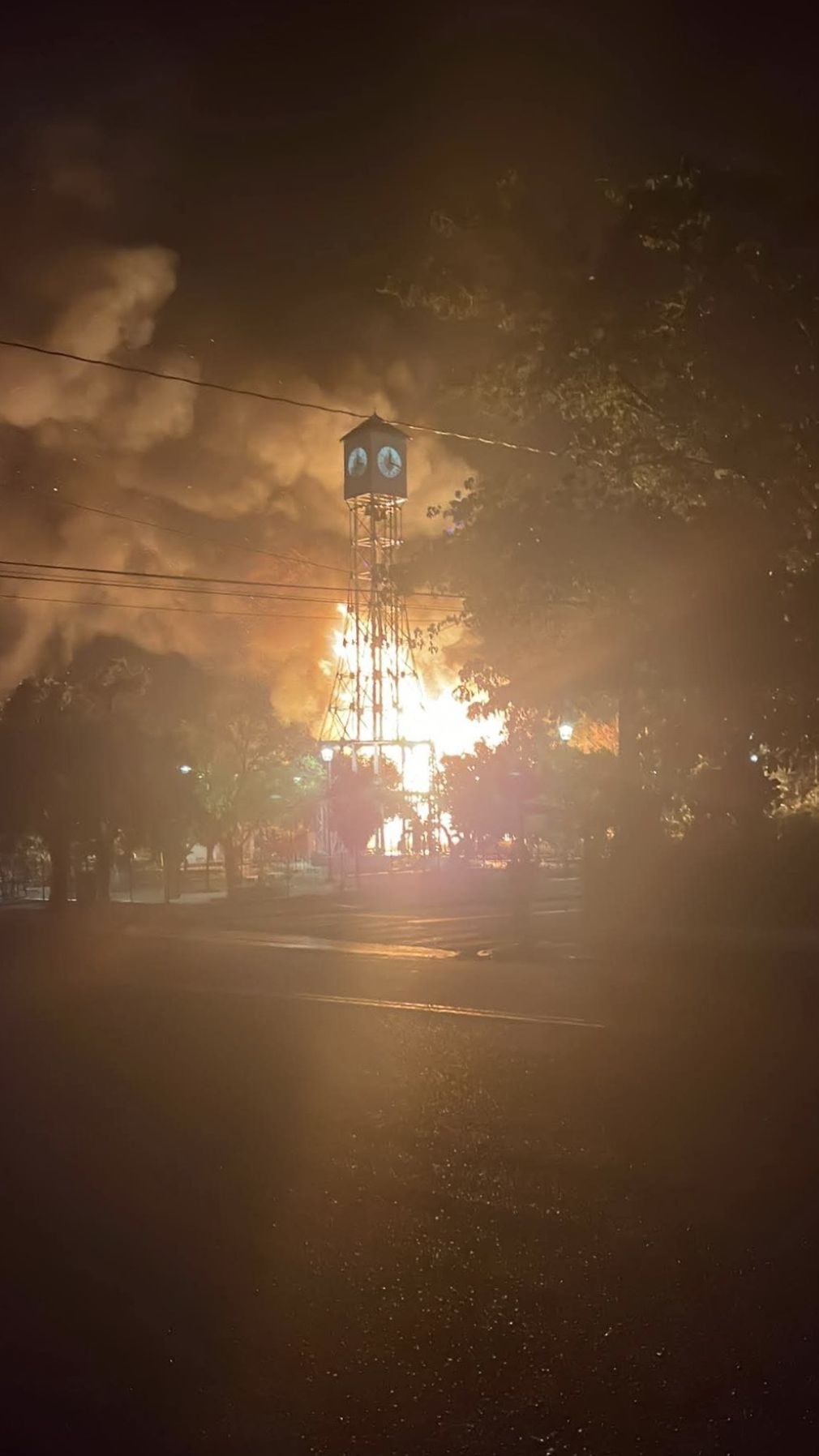 Incendio destruye histórica Villa Doña Emilia en Montecristi.