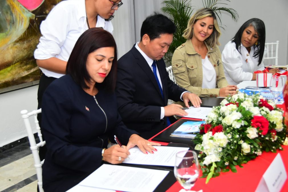 La foto presenta el momento cuando ambas autoridades firman el acuerdo en el municipio Salcedo.