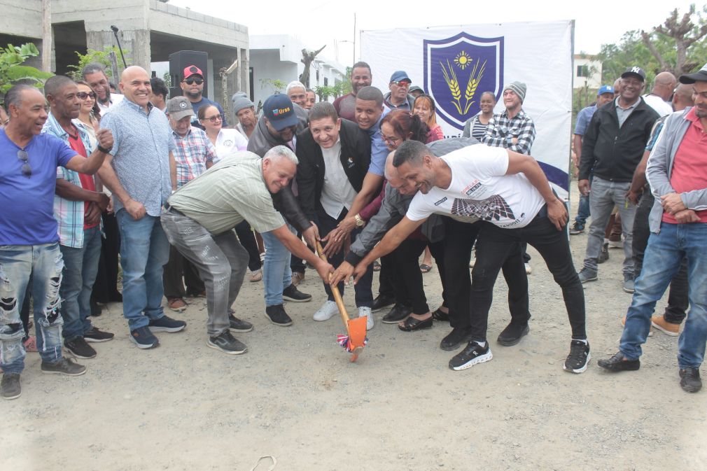 El alcalde Eberto Núñez encabezó el acto primer picazo para la construcción de contenes en el barrio Los Claveles de Bonao.