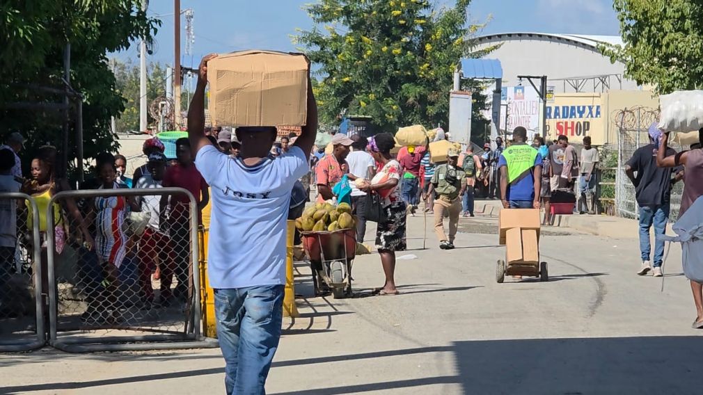Aumenta retorno voluntario de haitianos por frontera de Dajabón con motivo de las festividades.