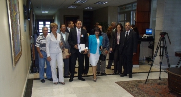 Autoridades de Proconsumidor, encabezadas por su directora ejecutiva, Altagracia Paulino, se disponen a depositar el recurso de casación por ante la Suprema Corte de Justicia. Les acompañan representantes de asociaciones de consumidores del país.