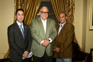 El licenciado Luis Lithgow junto al cineasta Jimmy Sierra, a su izq., y el empresario Rudy Fuertes, posan antes de la firma del acuerdo entre el Consulado General de la República Dominicana y el SDV para promover la cultura dominicana en el exterior.