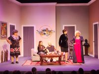 Escena de la comedia Mis tres suegras que se repone nueva vez en Sala Ravelo el próximo fin de semana, luego de exitosas funciones previas.