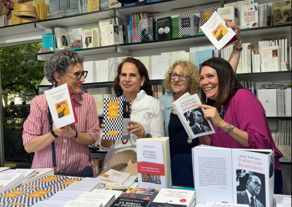 Las tres autoras dominicanas publicadas por Huerga y Fierro Editores, Carmen Imbert Brugal, Ángela Hernández y Aralis Rodríguez, en la caseta de la entidad editora en la 85 Feria del Libro de Madrid 2026.