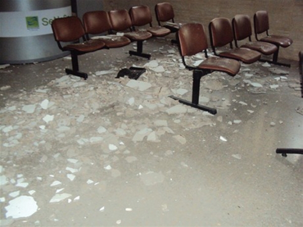 Parte de los escombros que caen del techo del Hospital Elio Fiallo en Pedernales en foto de archivo, a lo que se ha sumado los intensos aguaceros de la tormenta Isaac. 