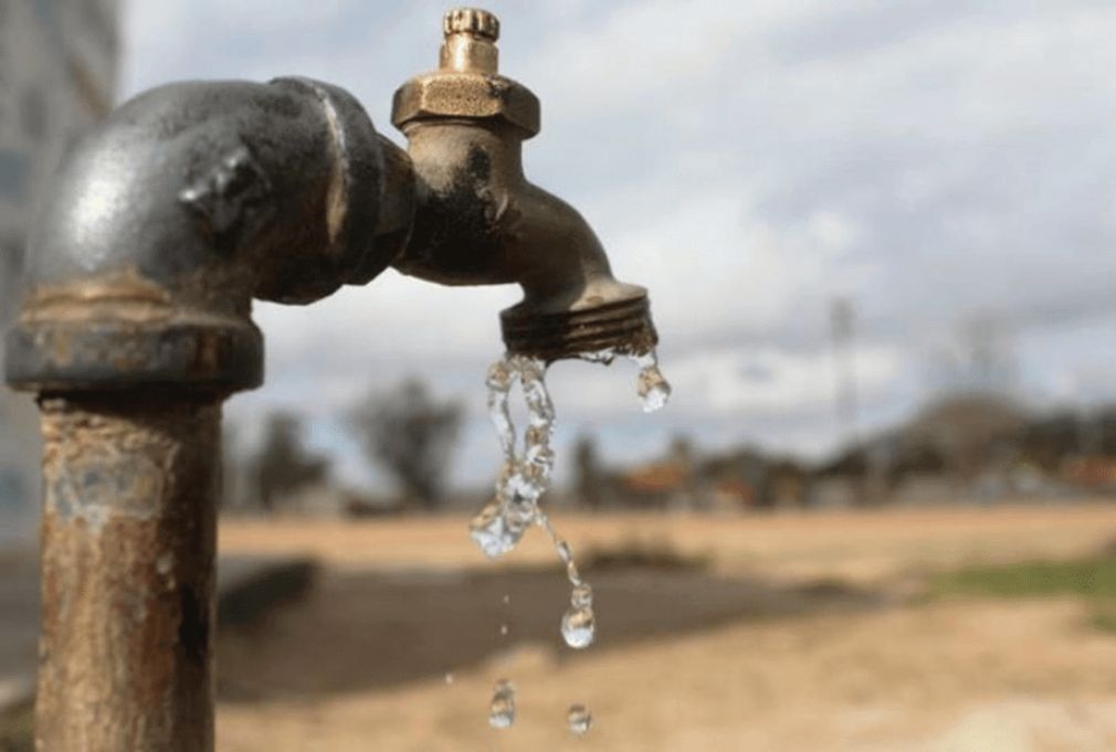 Ante la escasez de agua provocada por la tormenta Melissa residentes en Cabral, Barahona, piden a INAPA poner en funcionamiento el acueducto local. Imagen: Fuente externa.