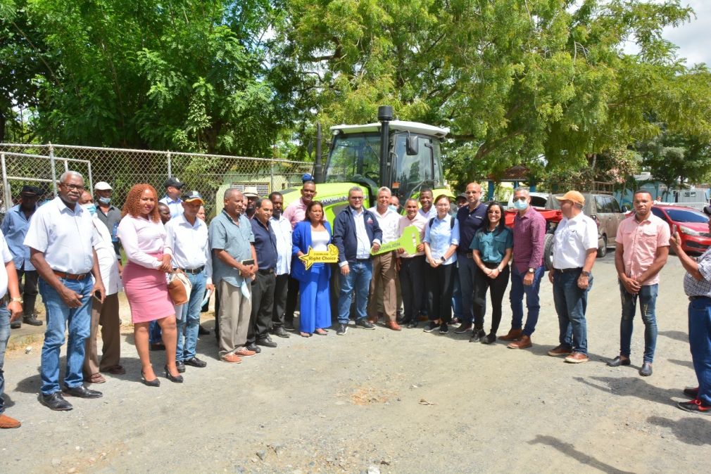 El tractor lo recibieron los productores de la Cooperativa Agropecuaria de Servicios Múltiples de La Ceiba.