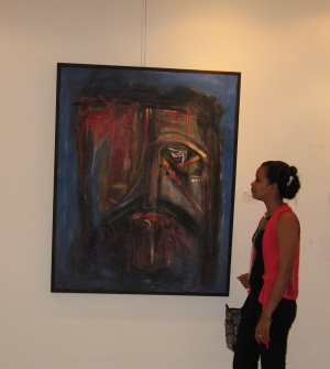 Una joven estudiante universitario, observa una de las obras del pintor Garpecode 