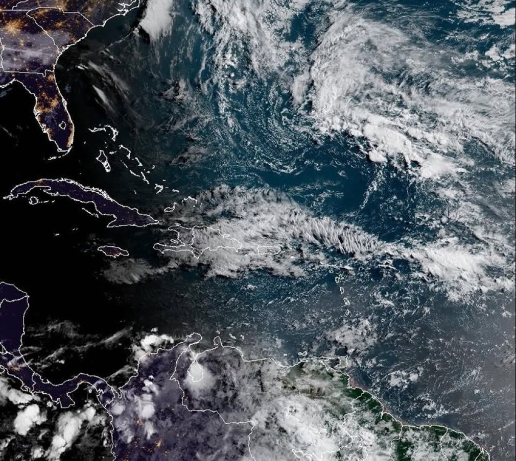 Estas precipitaciones están asociadas de forma indirecta a una vaguada vinculada a un sistema de baja presión ubicado sobre el océano Atlántico, además de la influencia del viento del noreste y los efectos locales propios de la geografía nacional.