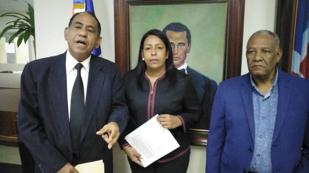 Altagracia Tavárez, secretaria de Asuntos Municipales, lo acusa de tener secuestrado al PRD y de no permitir que organismos se reúnan desde el 2020.
