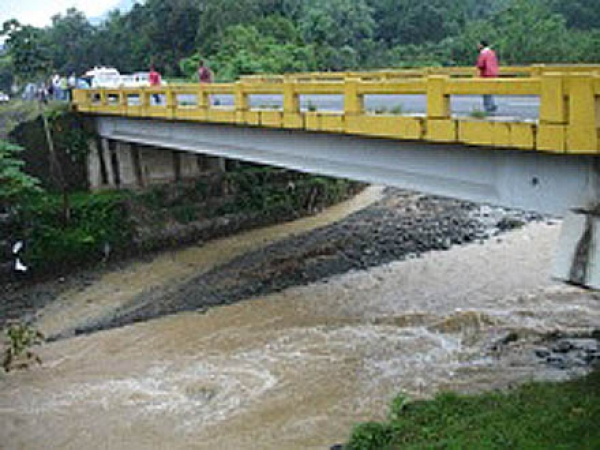Puente averiado Jatubey en Bonao.