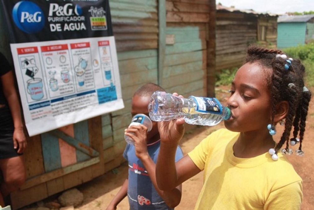 El programa de agua limpia de BRA en la República Dominicana complementa la intervención de salud menstrual de la organización al proporcionar a las adolescentes y mujeres acceso a agua purificada para el manejo seguro de su bienestar e higiene menstrual