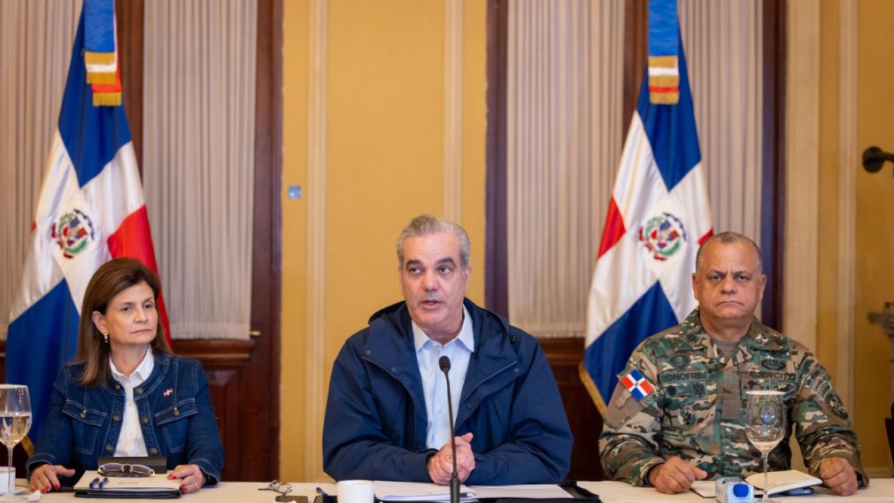Las autoridades informaron que las actividades laborales y educativas seguirán suspendidas en las provincias que se mantienen en alerta roja.