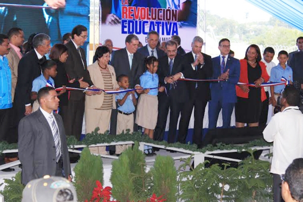 El presidente Danilo Medina corta la cinta para dejar inaugurada una escuela con la que suman más de 10,000 aulas en todo el territorio nacional.