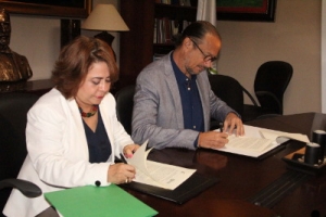Firman el convenio el ministro de Cultura, José Antonio Rodríguez y la coordinadora de Participación Ciudadana, Sonia Díaz Inoa. 