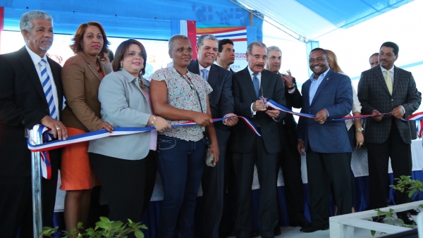 Presidente Danilo Medina entrega estancia infantil en Sabana Perdida: 