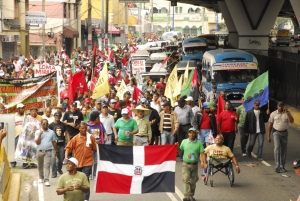 Foto de archivo de una marcha reciente de sectores de la sociedad dominicana reclamando que Loma Miranda no sea explotada y se declare Parque Nacional.