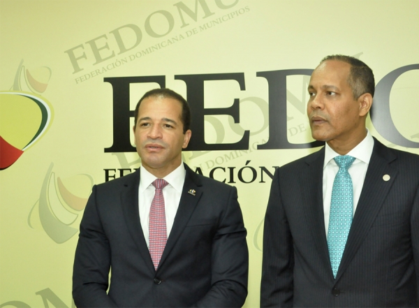 Juan de los Santos, presidente de Fedomu y el director general de la Optic, ingeniero Armando García