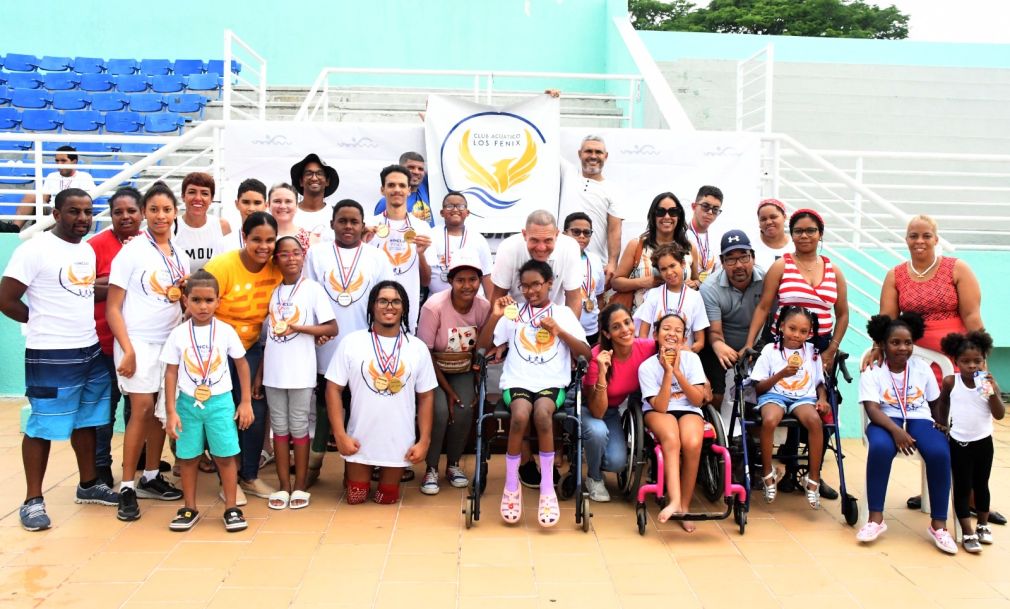 El equipo Fénix, ganador del XIII torneo natación de Olimpiadas Especiales, celebrado en el Centro Olímpico Juan Pablo Duarte.