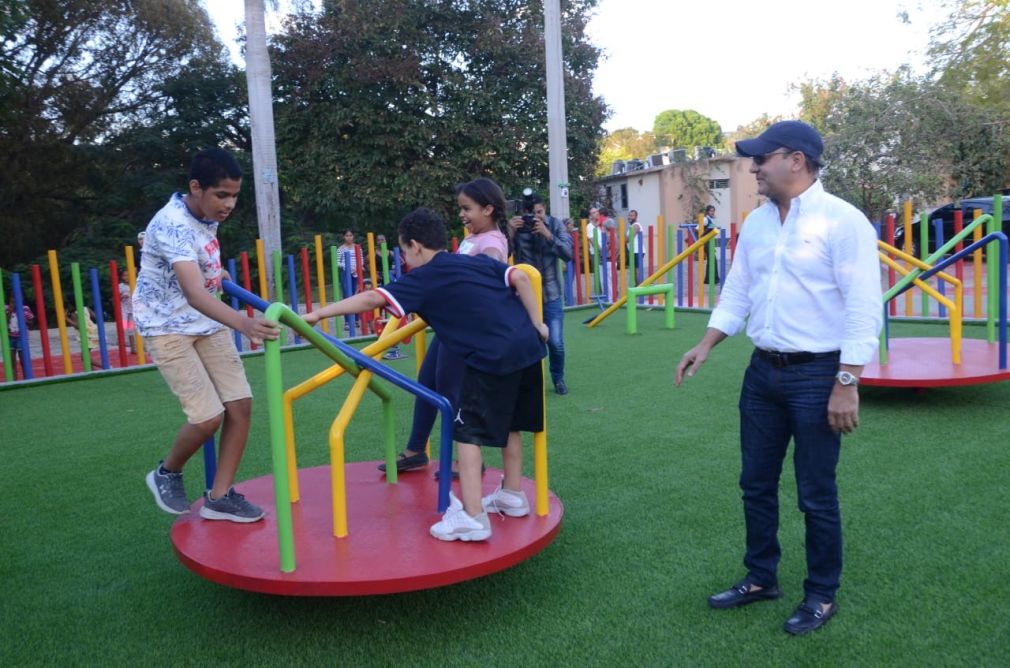 El Ayuntamiento de Santiago ha construido parques infantiles en varias comunidades del municipio, como en La Otra Banda, Los Salados, Pueblo Nuevo, Jardines del Yaque, Hoya del Caimito y otros sectores, que no contaban con espacios para la recreación de los niños.