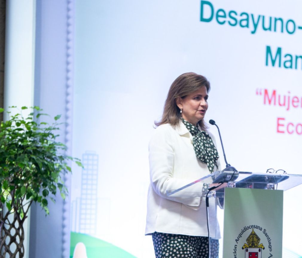 Raquel Peña, vicepresidenta de la República, al participar en el Desayuno-conferencia empresarial Manuel Arsenio Ureña. (Imagen: Listín Diario).