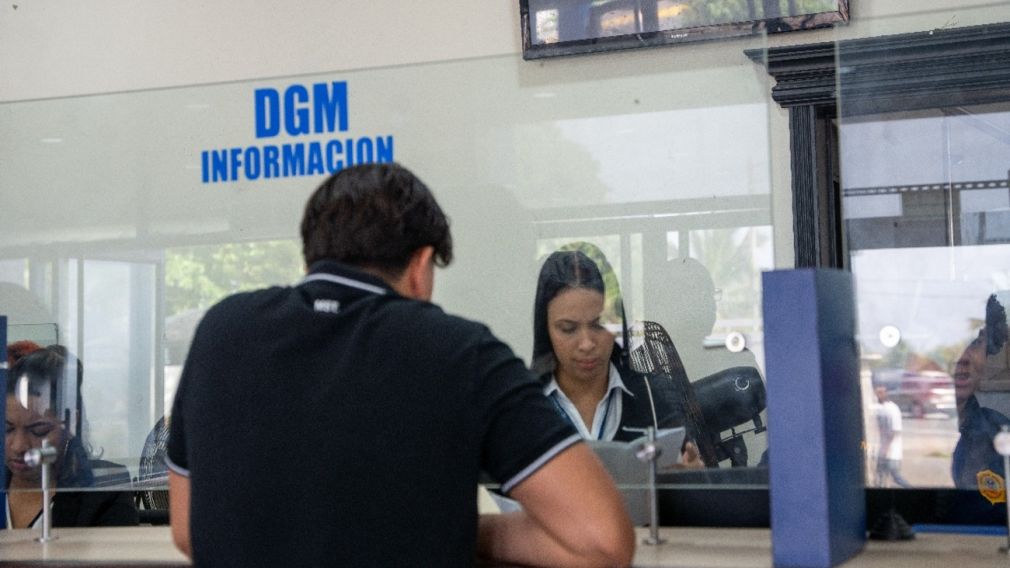 Las personas que portan actas de inscripción en el libro de extranjería son aquellas cuyos padres, ambos, son extranjeros en condición migratoria irregular o no residentes.