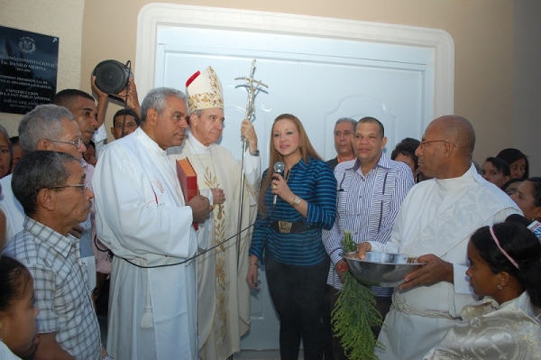 La presidenta de la Comisión Presidencial de Apoyo al Desarrollo Barrial, Leddys Vásquez, al hablar durante el acto de entrega de llaves al Cardenal Nicolás De Jesús, López Ridríguez, de la Capilla San Pablo Apóstol, en la comunidad La Mina, de Los Guarícanos, municipio Santo Domingo Norte.