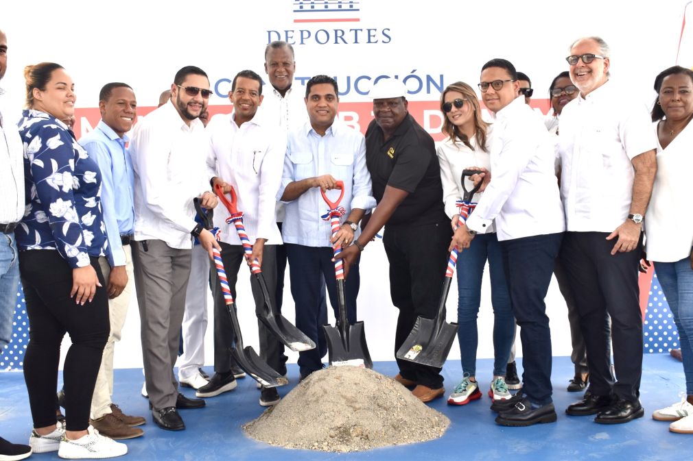 Ministro Kelvin Cruz da primer picazo para la construcción del multiuso del Club 30 de Mayo.
