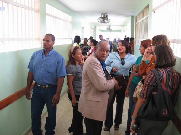 Parte de los periodistas que quedaron como presos por más de dos horas en la cárcel de Najayo, esperando su director, el Mayor General Tomás Holguín de la Paz.