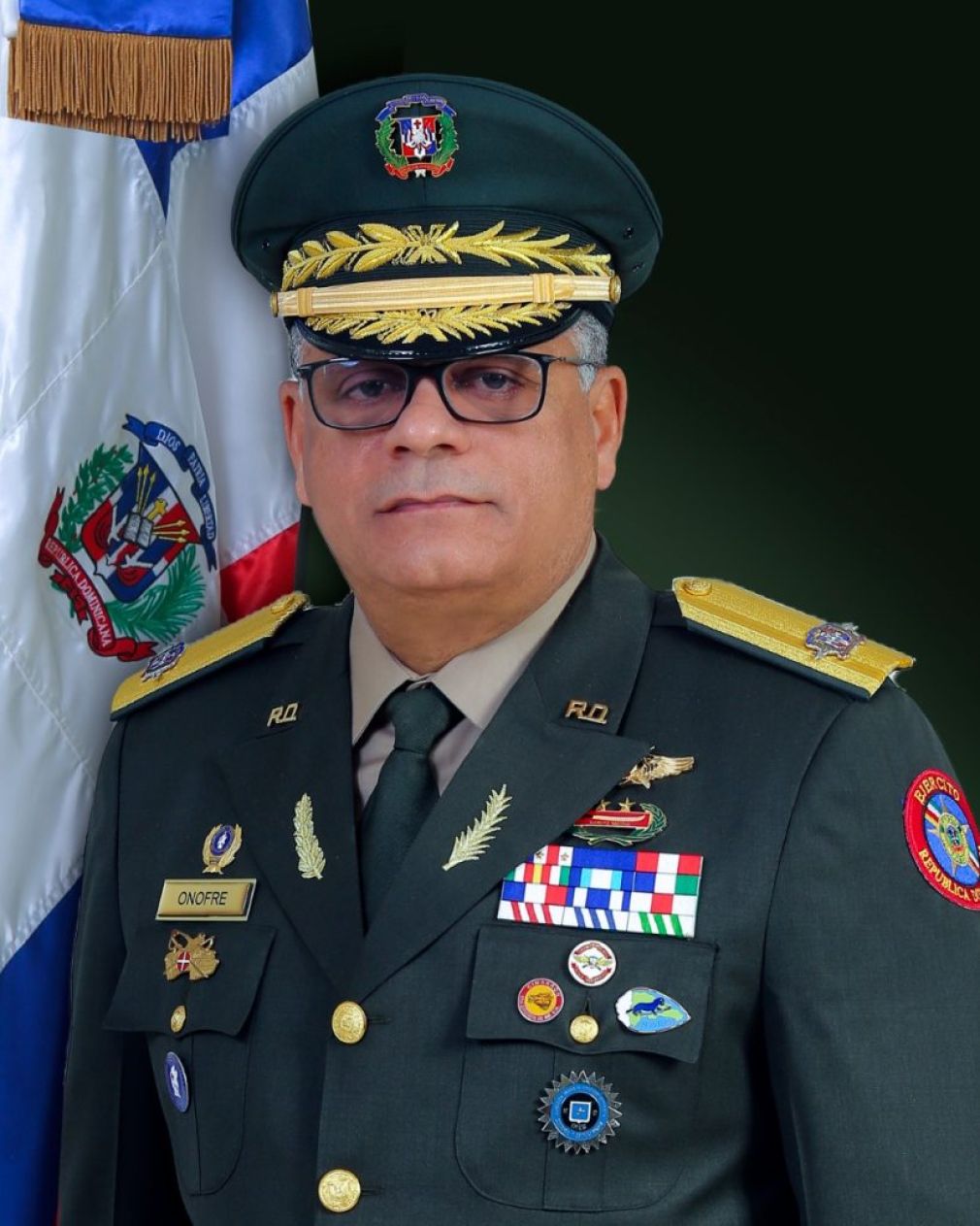 Mayor general Carlos Antonio Fernández Onofre es designado como ministro de Defensa.