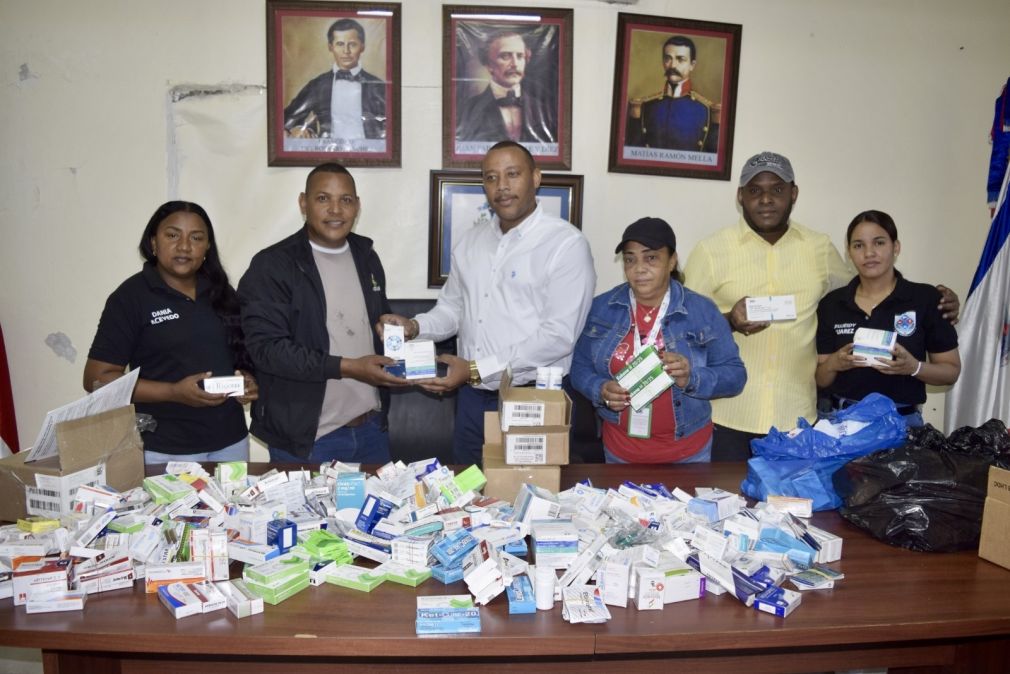 El Presidente del Concejo de Regidores de la Alcaldía de La Caleta recibió la donación de medicamentos. 