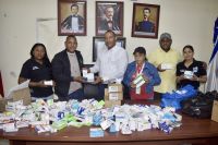 El Presidente del Concejo de Regidores de la Alcaldía de La Caleta recibió la donación de medicamentos. 