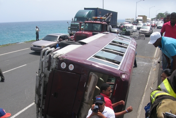 Choque deja un muerto y 14 heridos: 