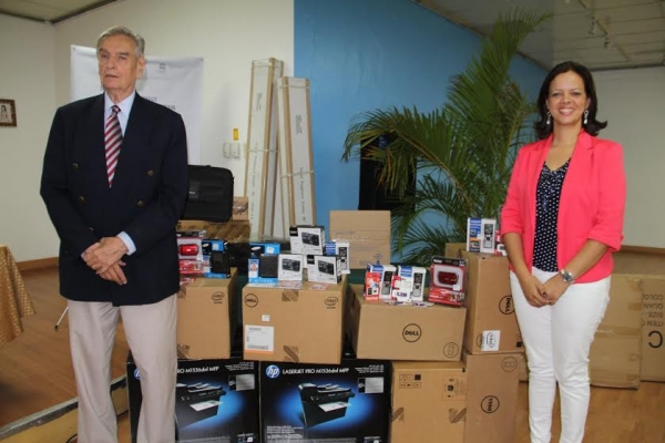 La Sra. Julissa Ureña, Punto Focal de la UNESCO en República Dominicana realizó la entrega de dichos equipos los cuales son recibidos por el Sr. Federico Henríquez Gratereaux, Viceministro de Patrimonio Cultura del Ministerio de Cultura.