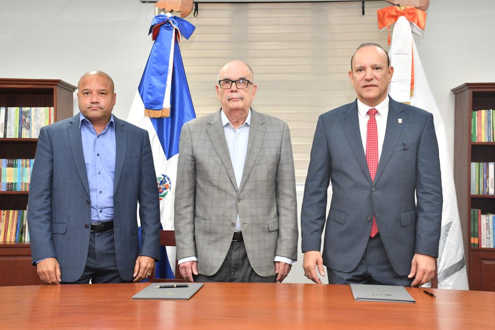La firma estuvo a cargo del alcalde de Santiago, José Ulises Rodríguez Guzmán, en representación del Archivo Histórico de Santiago, y Roberto Cassá, director del AGN.