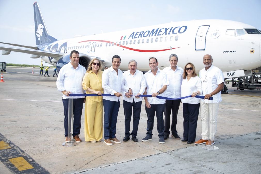 La aeronave AM461de Aeroméxico con 166 viajeros mexicanos a bordo, con una ocupación del 98%, tocó suelo a ritmo de danza y música típica de parte del ballet folclórico del MITUR. 