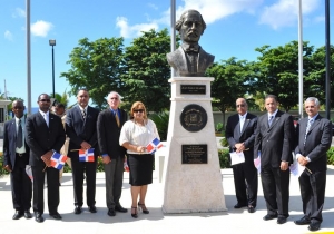 IDAC y ASCA develan busto en honor a Juan Pablo Duarte