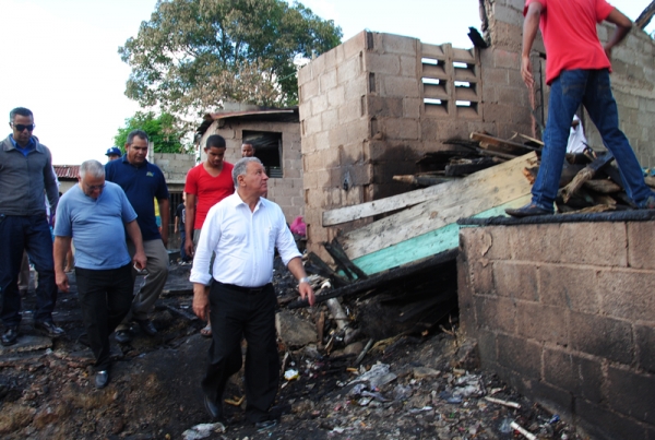 Alcalde de Santiago acude en auxilio familias perdieron viviendas en Cuesta Colorada
