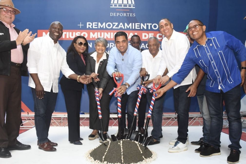 Ministro Kelvin Cruz da inicio a trabajos de rescate del Multiuso de Consuelo en SPM.