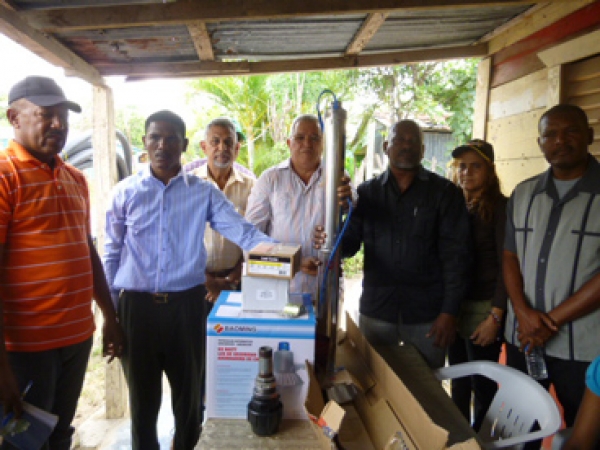 Consejo Estatal del Azúcar entrega bombas de agua a comunidades de Quisqueya