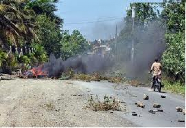 Reclaman con protesta arreglen calles de Mucha Agua