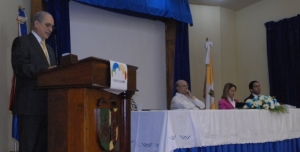 Sergio Grullón, presidente de la Fundación HM, prounica el discurso centrral de la graduación, al fondo se destaca la presencia del expresidente Hipólito Mejía
