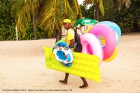 Vendedor de juegos inflables en Playa Boca Chica.