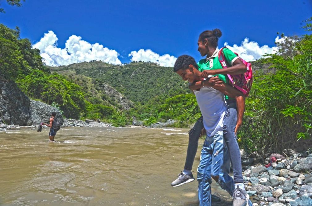 Estudiantes cruzan río para poder asistir a la escuela (foto por: César de la Cruz)