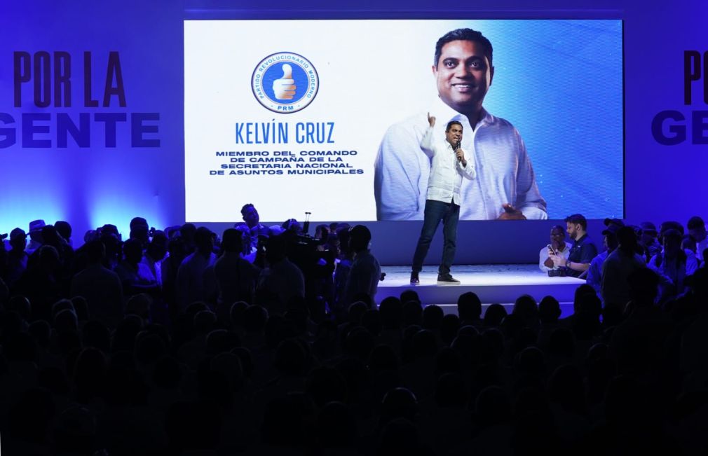 Kelvin Cruz aspira a un tercer mandato como alcalde de La Vega, encabezando las preferencias para las elecciones municipales a nivel nacional, según varias encuestas.