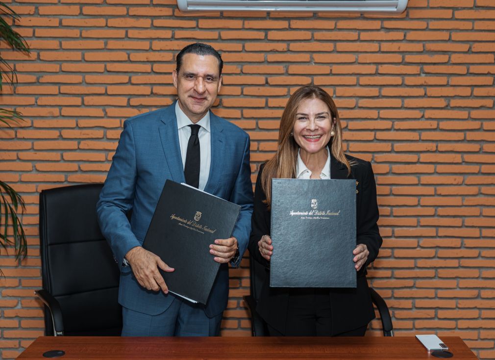 La mesa de honor del acto estuvo encabezada por la alcaldesa del Distrito Nacional, Carolina Mejía, y por el vicepresidente ejecutivo de la Fundación Institucionalidad y Justicia, Servio Tulio Castaños Guzmán. 